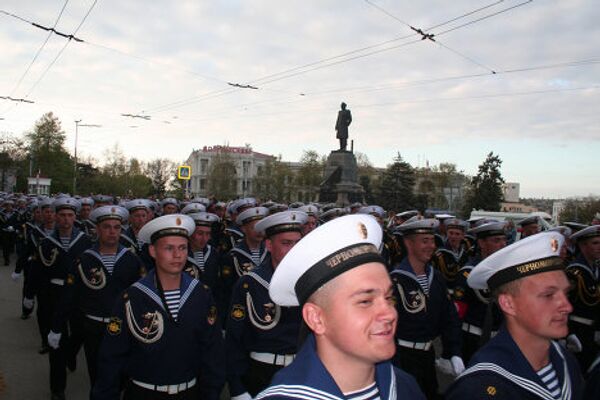 Ukrainian, Russian sailors train for the Victory Day parade in Sevastopol   - Sputnik International
