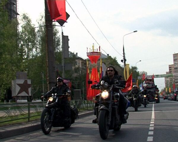 Bikers arrange motorcycle race and fire show to honor Victory Day - Sputnik International
