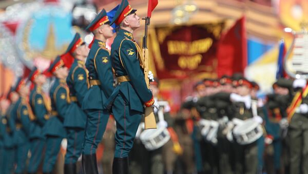 Berlin veterans watch victory parade on big screen  - Sputnik International