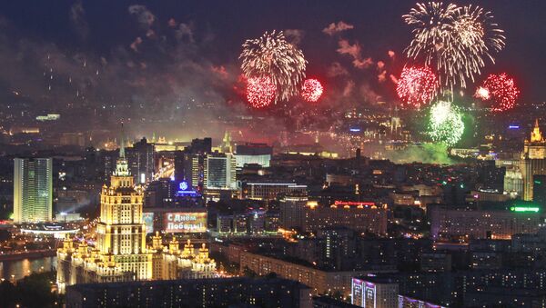 Праздничный салют в Москве - Sputnik International