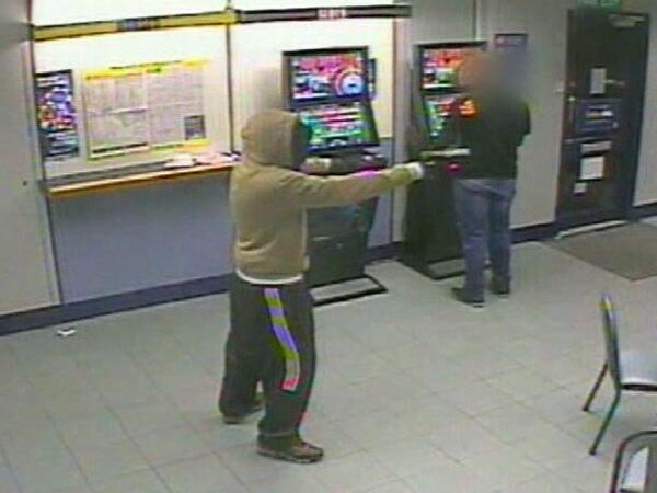 Customer tackles armed robber  - Sputnik International