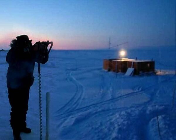 The polar explorers were supposed to continue work at the station until September, but a powerful ice stream has being steadily moving toward the station posing an imminent threat - Sputnik International