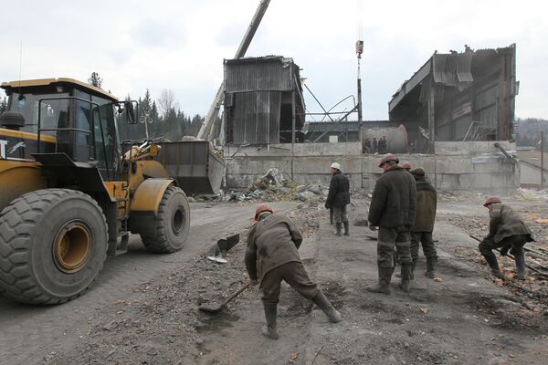  Rescue workers to pump more water into blast-hit Siberian coalmine  - Sputnik International