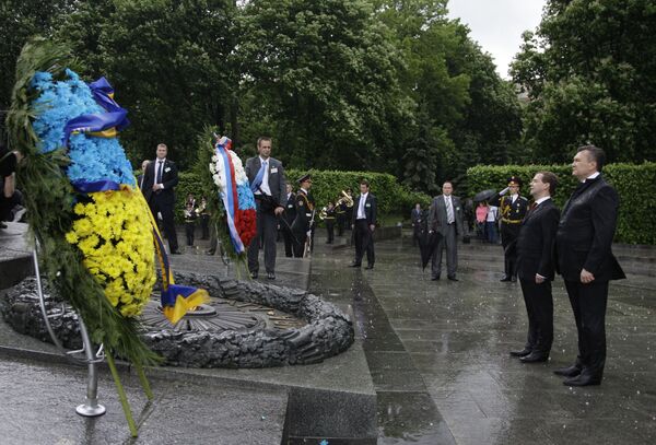  Medvedev, Yanukovych honor victims of Soviet-era famine  - Sputnik International