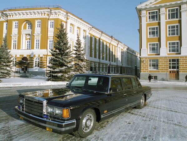 On Monday, May 17, Vladimir Kozhin, head of the presidential property management administration, told the Ekho Moskvy radio station that Russian state leaders would soon be able to swap their foreign cars for Russian-made ZIL limousines. This RIA Novosti photo collection shows which cars Soviet leaders used in the past and those that Russian leaders use nowadays. - Sputnik International