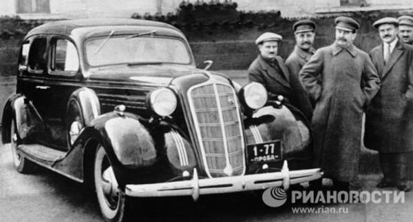In 1936, the first four ZIS 101 Soviet limousines were manufactured. The first serial model was presented to Josef Stalin. However, the Soviet leader was not impressed by the gift since his Packard Twelve was more spacious and technically advanced. He later passed it on to his daughter Svetlana. Photo: Josef Stalin, Vyacheslav Molotov, Anastas Mikoyan, Sergo Ordzhonikidze and Ivan Likhachyov with the new ZIS 101 near the Kremlin. - Sputnik International