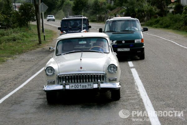 From time to time, Vladimir Putin drives his rare 1956 GAZ, which is painted in ivory and has an automatic gear box, chromed steel wheels and a leather interior of the same color as the body. - Sputnik International