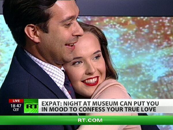 Russia Today presenter gets marriage proposal live on air  - Sputnik International