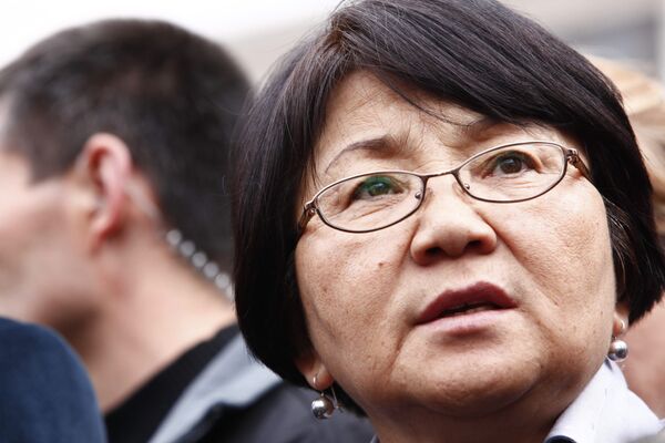Kyrgyzstan's Otunbayeva handed presidential authority  - Sputnik International