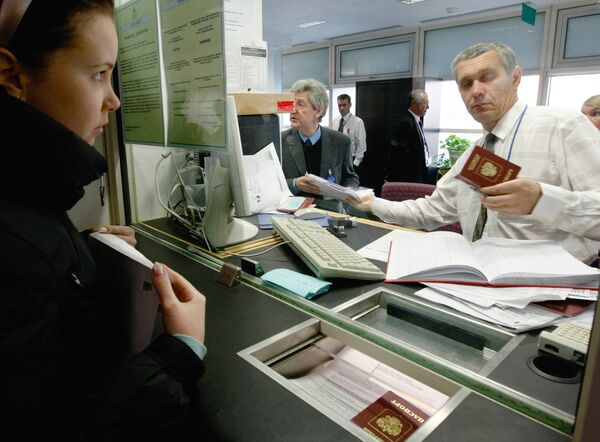 Emigration Urge in Russia Hits Record Low – Poll - Sputnik International