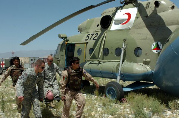 Эвакуация американского военнослужащего с поля боя в Афганистане - Sputnik International