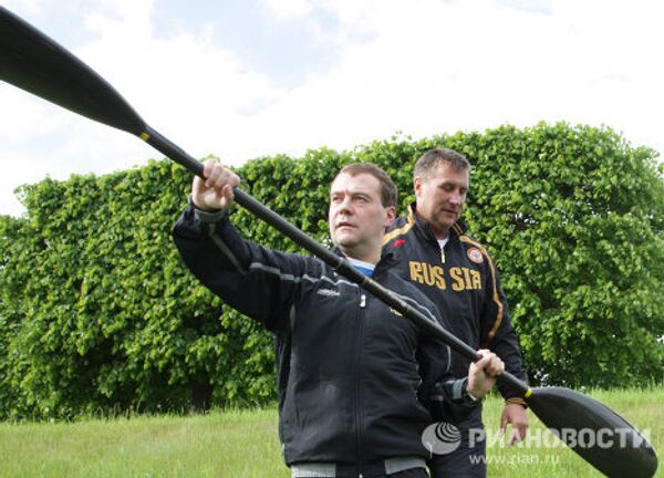 Dmitry Medvedev’s weekend: canoeing and football, a power plant and the theater - Sputnik International