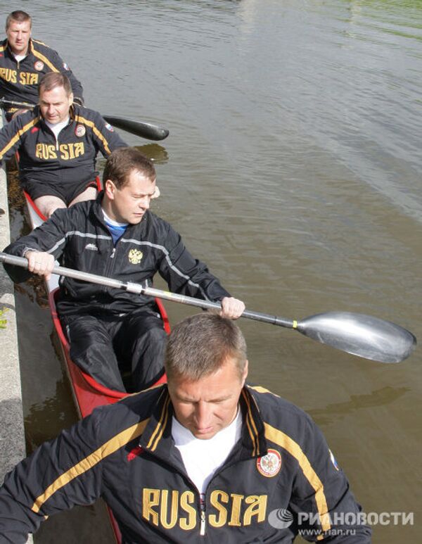 Dmitry Medvedev’s weekend: canoeing and football, a power plant and the theater - Sputnik International