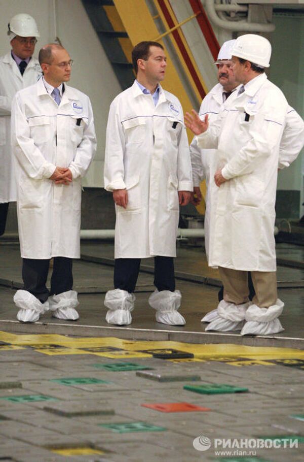 Dmitry Medvedev’s weekend: canoeing and football, a power plant and the theater - Sputnik International