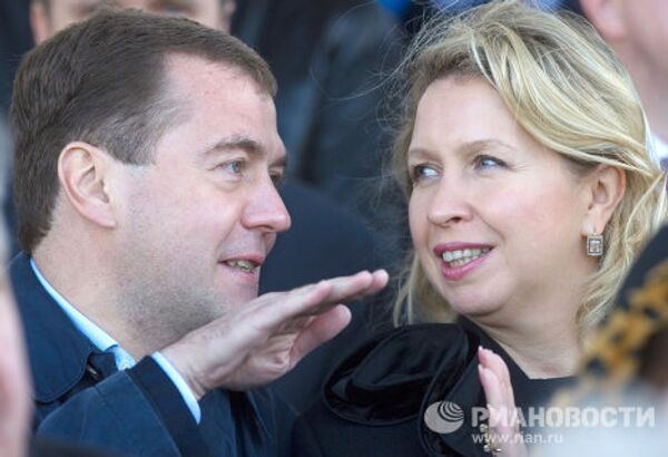 Dmitry Medvedev’s weekend: canoeing and football, a power plant and the theater - Sputnik International