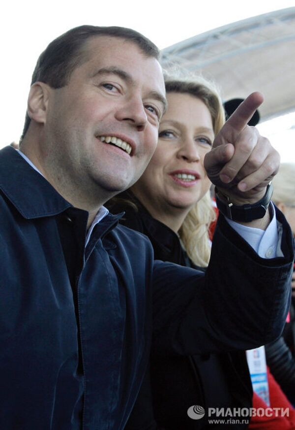 Dmitry Medvedev’s weekend: canoeing and football, a power plant and the theater - Sputnik International