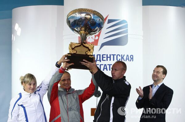 Dmitry Medvedev’s weekend: canoeing and football, a power plant and the theater - Sputnik International