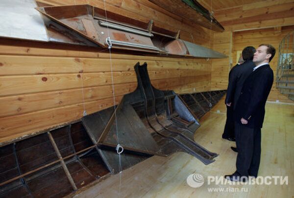 Dmitry Medvedev’s weekend: canoeing and football, a power plant and the theater - Sputnik International