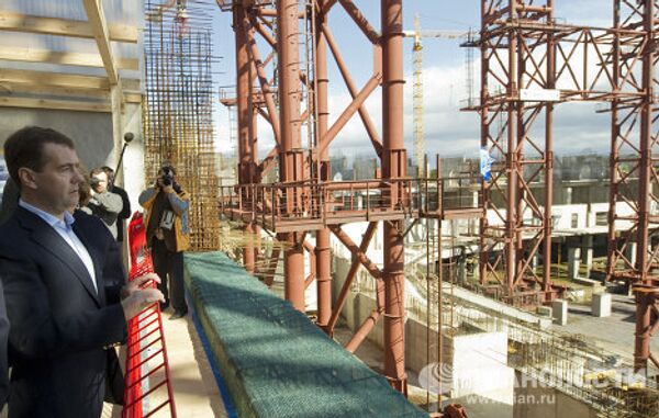 Dmitry Medvedev’s weekend: canoeing and football, a power plant and the theater - Sputnik International