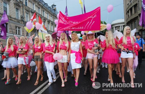 Riga stages “Go Blonde!” parade - Sputnik International