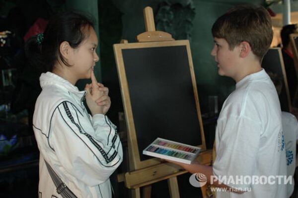 Campaign Draw the Future Together at the Russian Expo-2010 pavilion  - Sputnik International