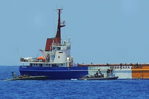 Израильские военные поднимаются на седьмой корабль флотилии с разрешения команды корабля - Sputnik International