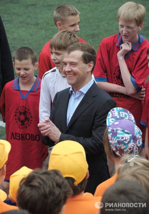 Dmitry Medvedev visits Levkovo summer camp - Sputnik International