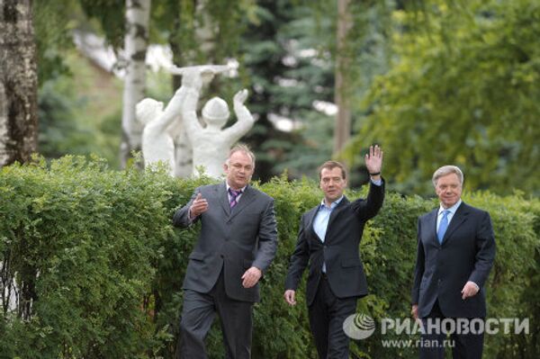 Dmitry Medvedev visits Levkovo summer camp - Sputnik International