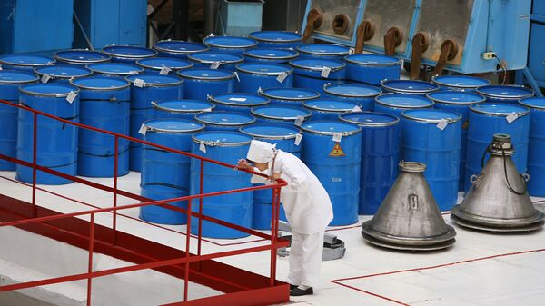 Barrels with raw materials for the production of uranium dioxide tablets. - Sputnik International