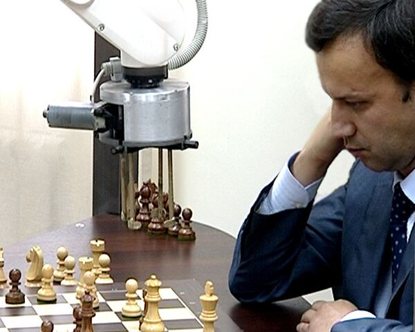 Dvorkovich plays chess with “undefeatable” robot  - Sputnik International