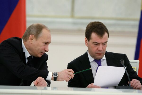 Public trust in Medvedev, Putin drops 10%  - Sputnik International