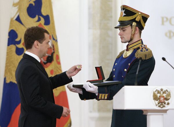 Medvedev hands outs state awards on Russia Day - Sputnik International