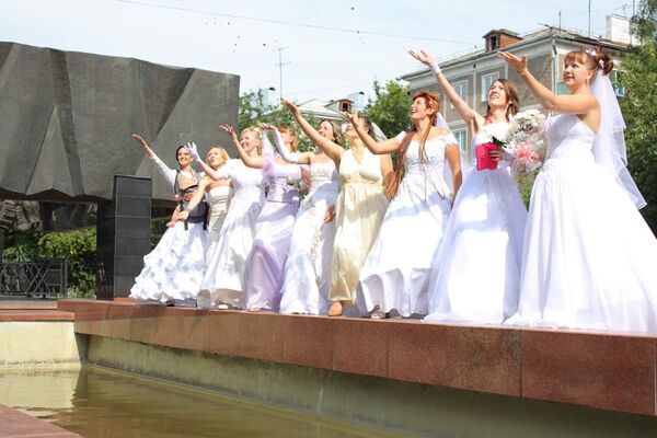Latvian city holds parade of brides - Sputnik International