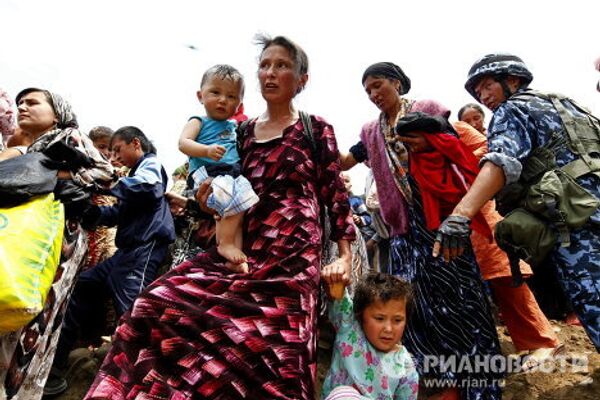 Thousands of refugees flee interethnic violence in Kyrgyzstan  - Sputnik International