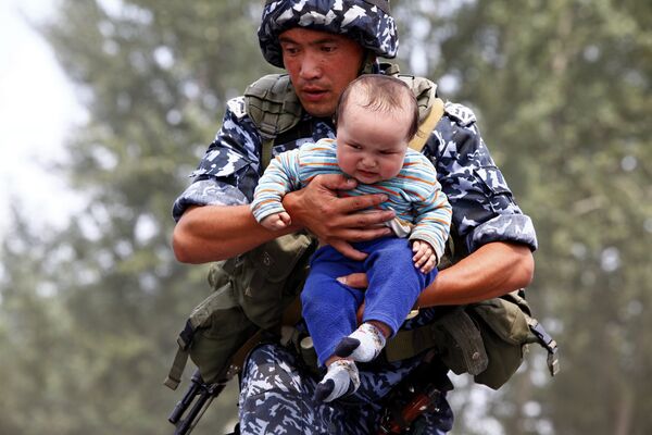 Thousands of refugees flee interethnic violence in Kyrgyzstan  - Sputnik International