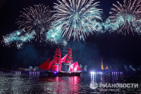 Scarlet sails and fireworks in St. Petersburg - Sputnik International
