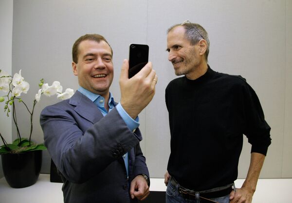 From left: Russian President Dmitry Medvedev gets an iPhone 4 from Apple Inc. CEO Steve Jobs on his tour of Silicon Valley - Sputnik International