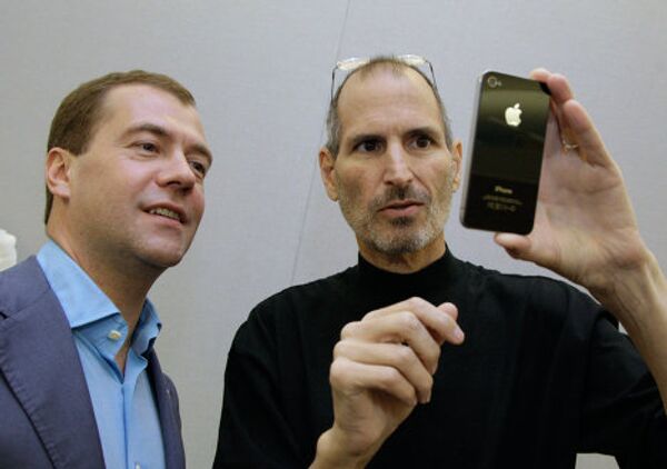 President Dmitry Medvedev, first Russian owner of Apple iPhone-4, in Silicon Valley - Sputnik International