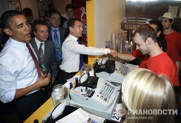 Dmitry Medvedev and Barack Obama in an American diner - Sputnik International
