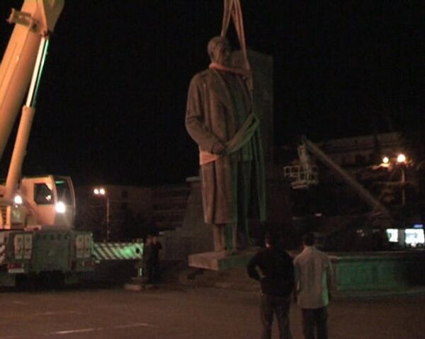 Georgian Gori pulls down statue of Stalin - Sputnik International