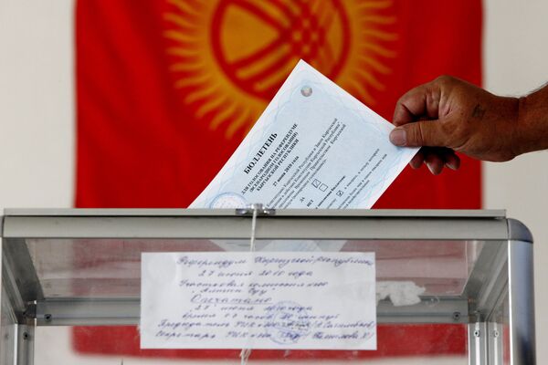 Kyrgyz elections head says too soon to call constitution adopted - Sputnik International