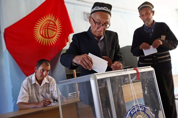 Kyrgyzstan adopts referendum on new Constitution - Sputnik International