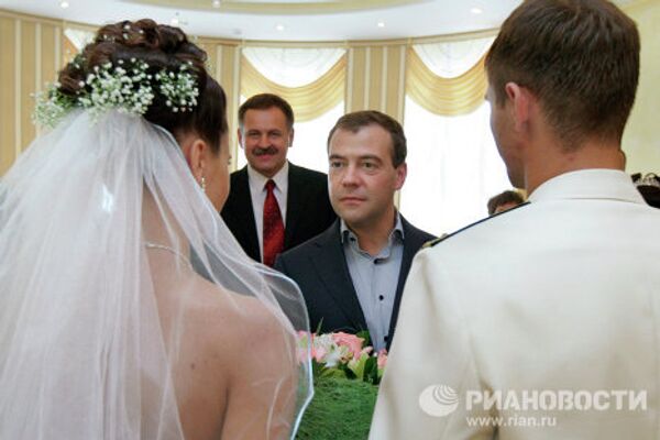 Dmitry Medvedev with brides  - Sputnik International
