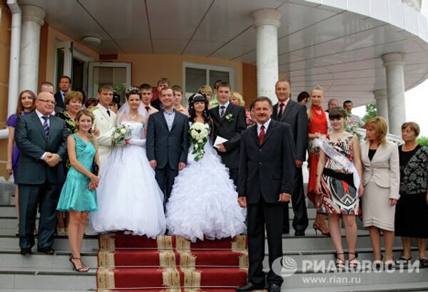 Dmitry Medvedev with brides  - Sputnik International