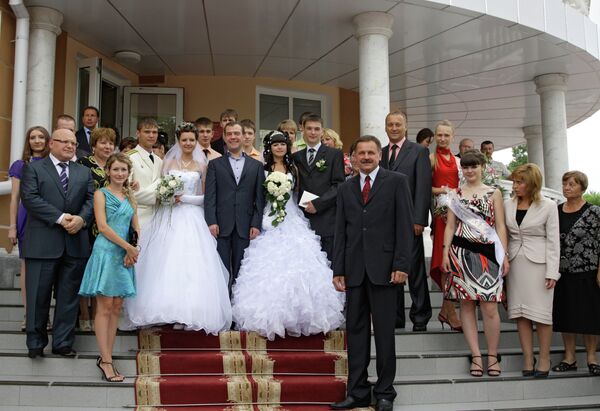 Dmitry Medvedev with brides  - Sputnik International