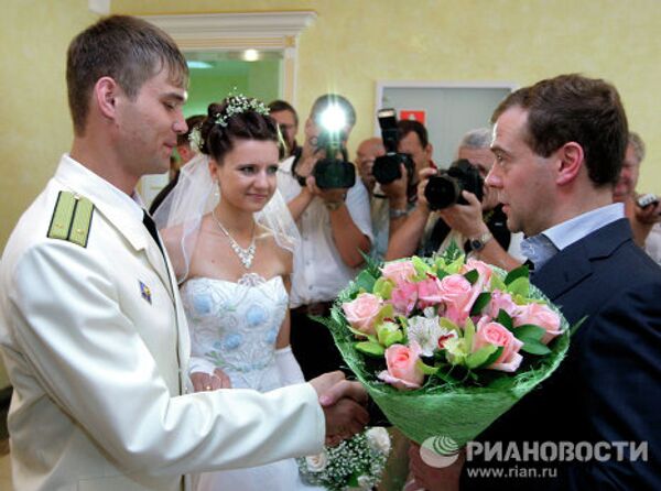 Dmitry Medvedev with brides  - Sputnik International