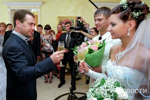 Dmitry Medvedev with brides  - Sputnik International