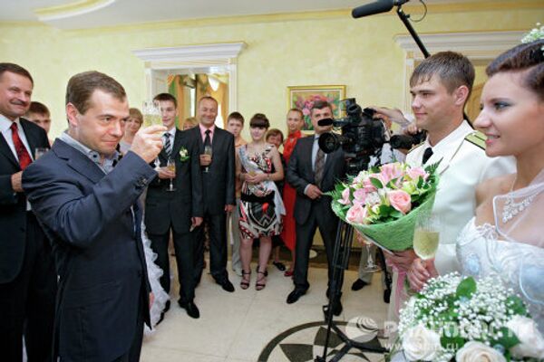 Dmitry Medvedev with brides  - Sputnik International