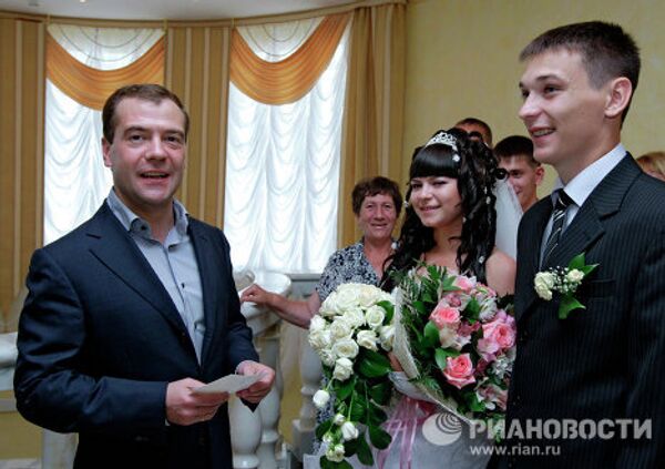 Dmitry Medvedev with brides  - Sputnik International