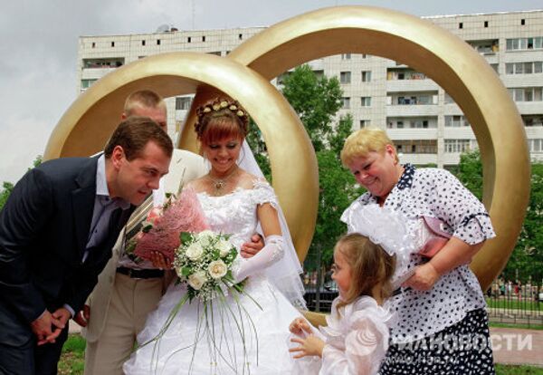 Dmitry Medvedev with brides  - Sputnik International